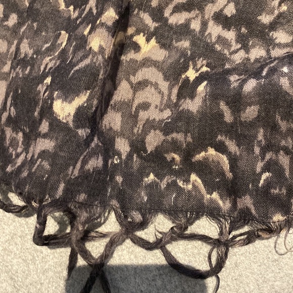 Patterned scarf - Picture 2 of 3